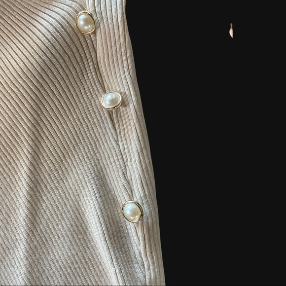 🆕 The Damzellah Button Accent Sweater - Picture 9 of 10